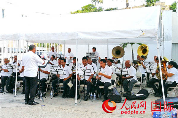 在邮轮码头迎宾的阿卡普尔科港口乐队 于世文 摄