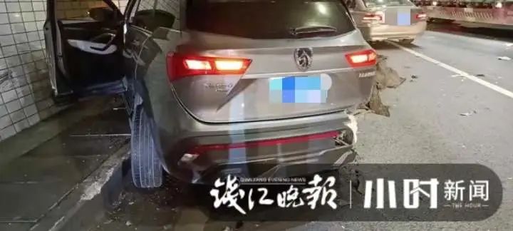 咣 杭新景高速上 300万的阿斯顿马丁跑车撞了 一问修理费 太吓人