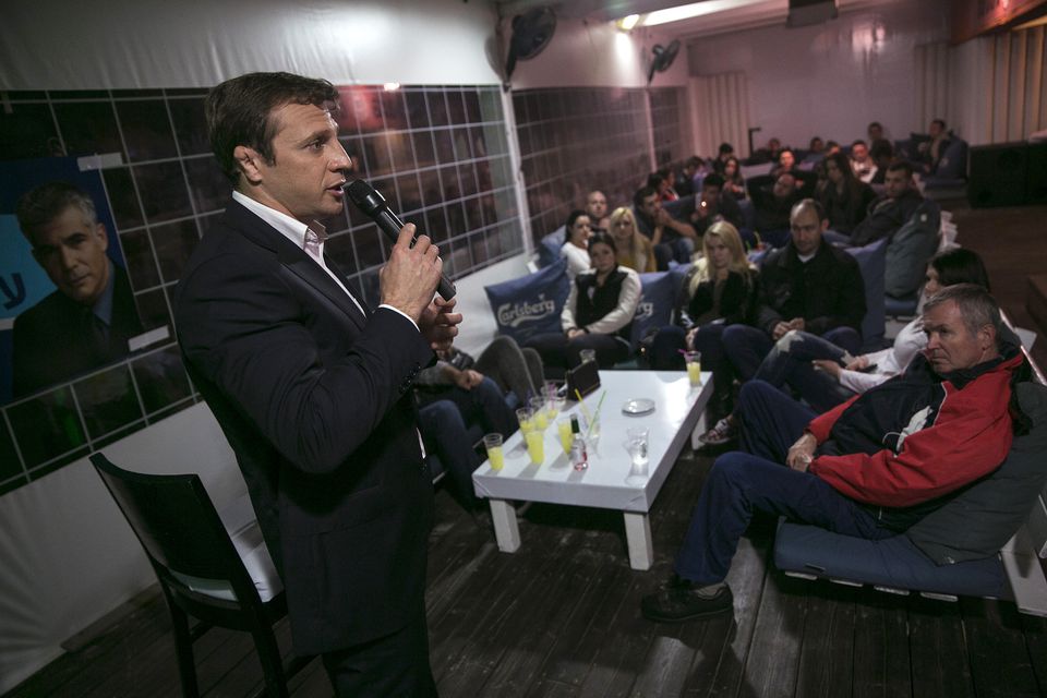 2015年2月，拉兹沃佐夫在以色列特拉维夫南部一城市酒吧发表竞选演讲