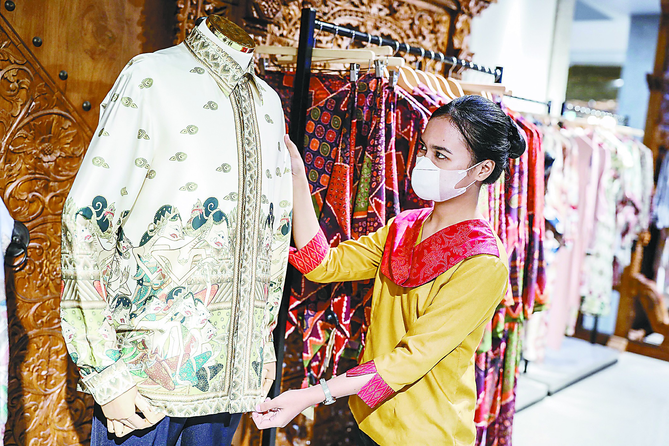 印尼的巴迪克手工制作非常讲究巴迪克batik一词源于爪哇语,由"amba"和