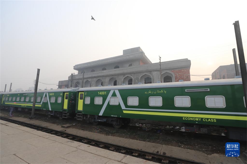1月5日,从中国进口的宽轨客车停驻在巴基斯坦铁路拉合尔站.