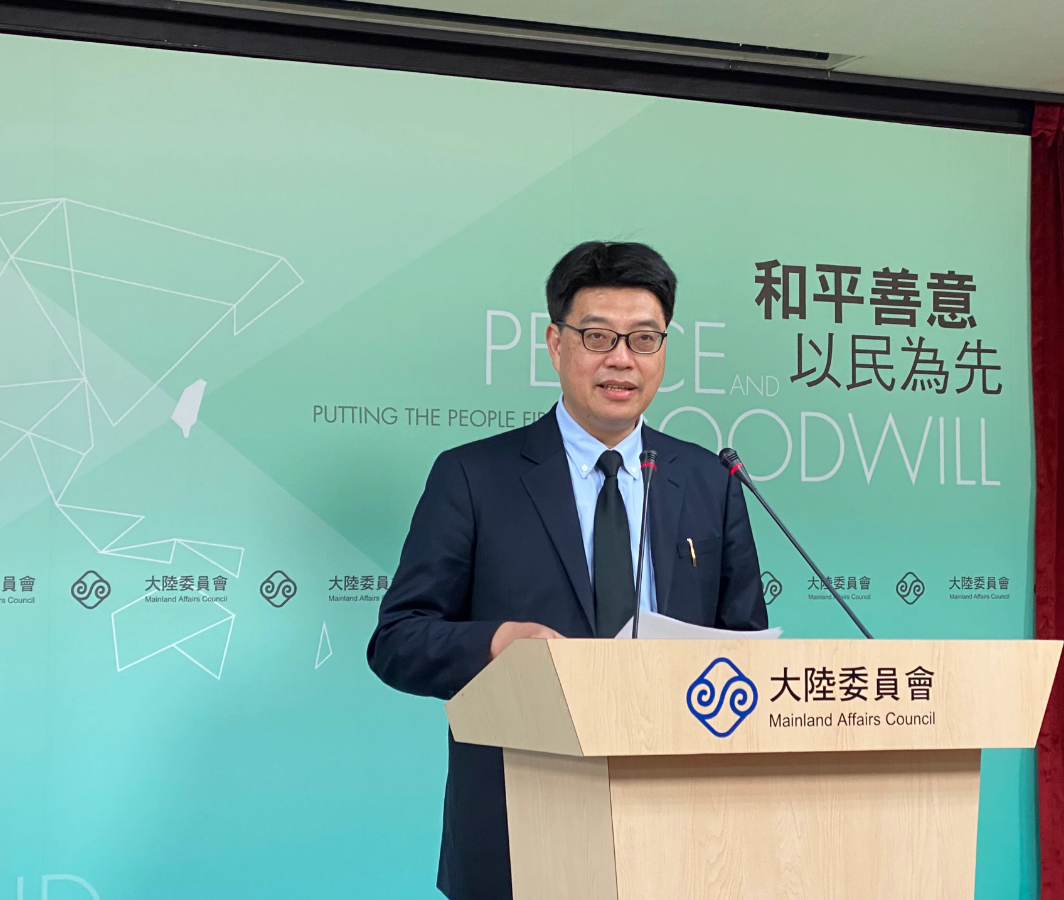 2018年8月后台湾陆委会新闻中心背板颜色改为绿色，并印有“和平善意 以民为先”。（台媒资料照片）