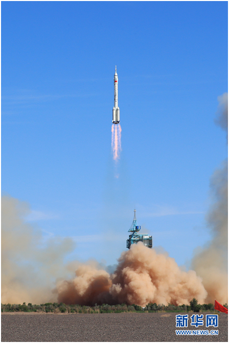 (6月17日,搭载着神舟十二号载人飞船的长征二号F遥十二运载火箭在酒泉卫星发射中心点火升空。新华社记者 琚振华 摄)