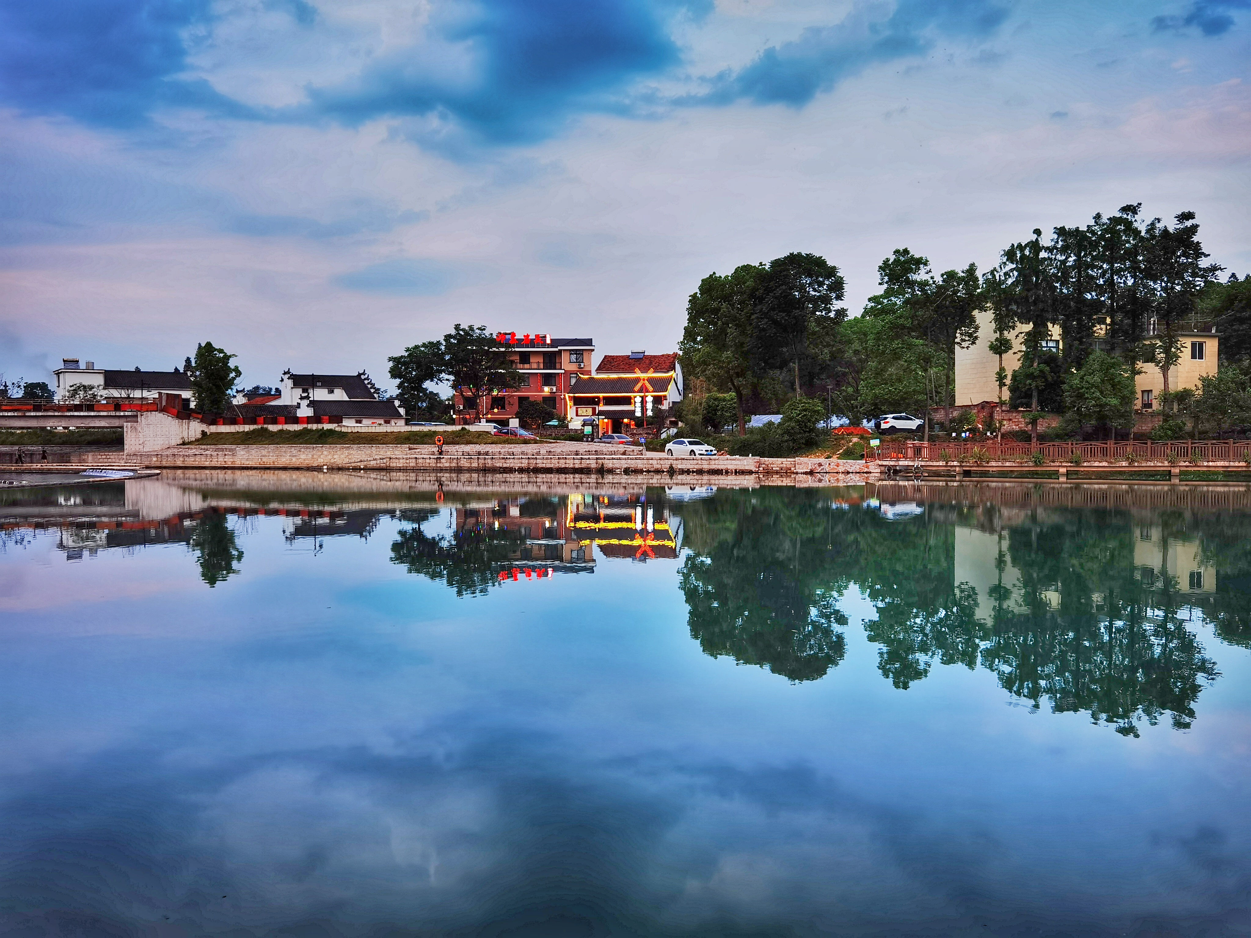 岩头村位于浙江省金华市婺城区安地镇,青墙黛瓦,古朴自然的徽派古韵