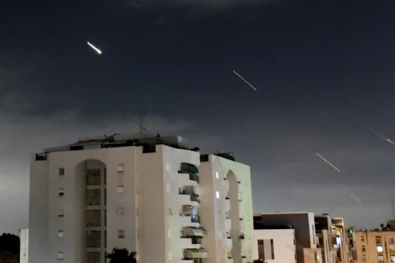 伊朗4月14日向以色列发射大量导弹与无人机。NBC报道配图