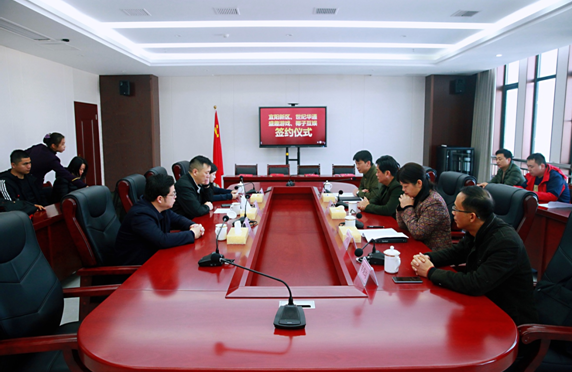 图为江西省宜春市宜阳新区、世纪华通、盛趣游戏、椰子互娱就《宜阳新区招商项目合作协议之补充协议》进行签约