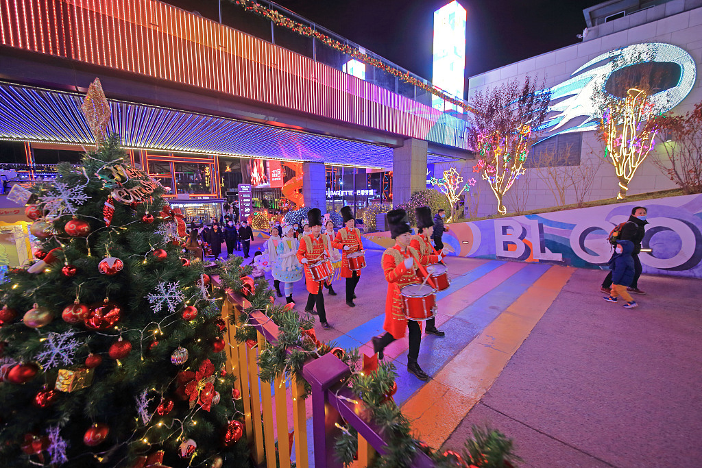 北京五棵松华熙live推出迎圣诞活动