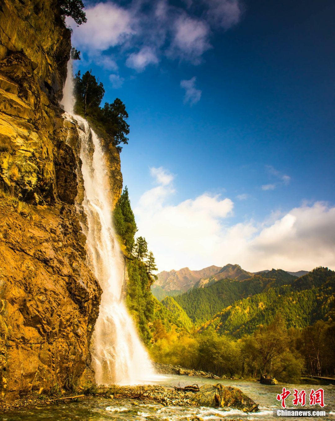 石龙瀑布青海省海东市互助北山景区管委会 供图