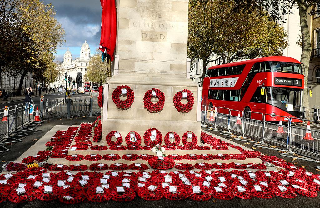 英国三议员醉酒劳军出丑有人喝到用轮椅运出机场