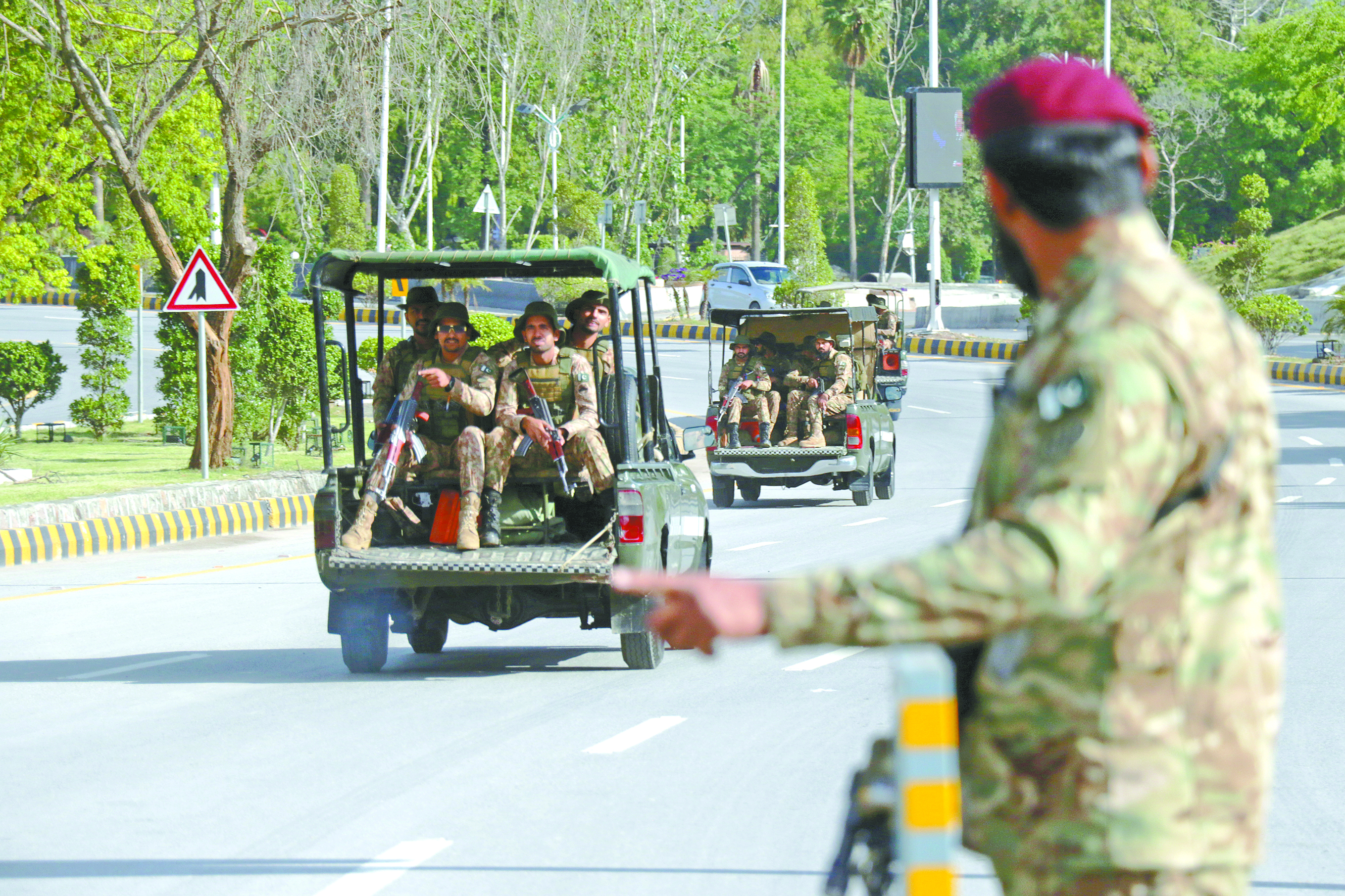由于美国和伊朗代表团可能将在伊斯兰堡举行谈判，巴基斯坦加强了当地安保。图为巴基斯坦安全人员9日在伊斯兰堡一个检查站执勤。（视觉中国）