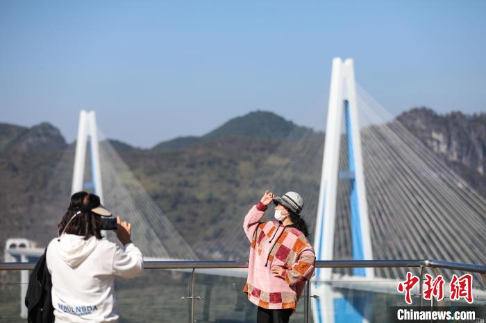 11月2日，贵州平塘，游客在“天空之桥”服务区观景台拍照。 瞿宏伦 摄