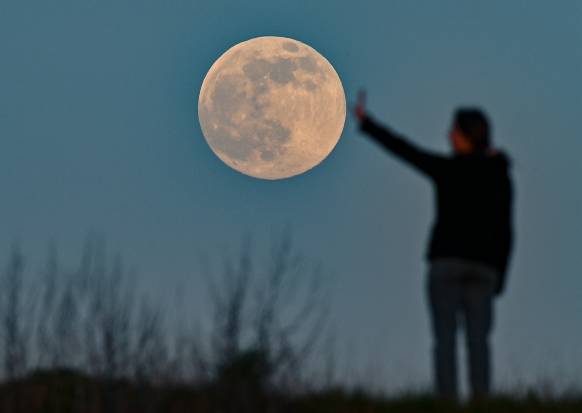 当地时间2021年4月26日,世界多国夜空现"超级粉红月亮"奇景.