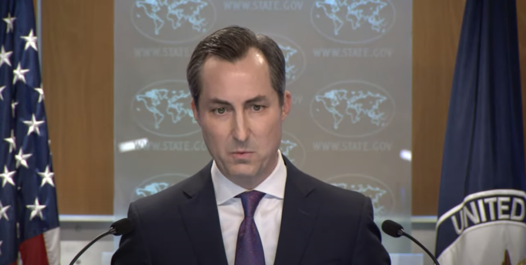 （米勒当地时间5月22日参加记者会的画面。图源：美国国务院所发布视频的截图）