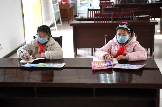 3月4日,汪雪梅(右)和童善宇在上派镇大墙村村委会会议室内线上学习。安徽省启动中小学线上教育教学工作。肥西县上派镇大墙村的留守儿童汪雪梅和童善宇是合肥市南门小学上派分校的四年级学生,因为家里没有有线电视和网络,无法在线学习。大墙村工作人员在村委会会议室为她们打造“网络课堂”,并安排志愿者为她们开展教学辅导。新华社记者 刘军喜/摄