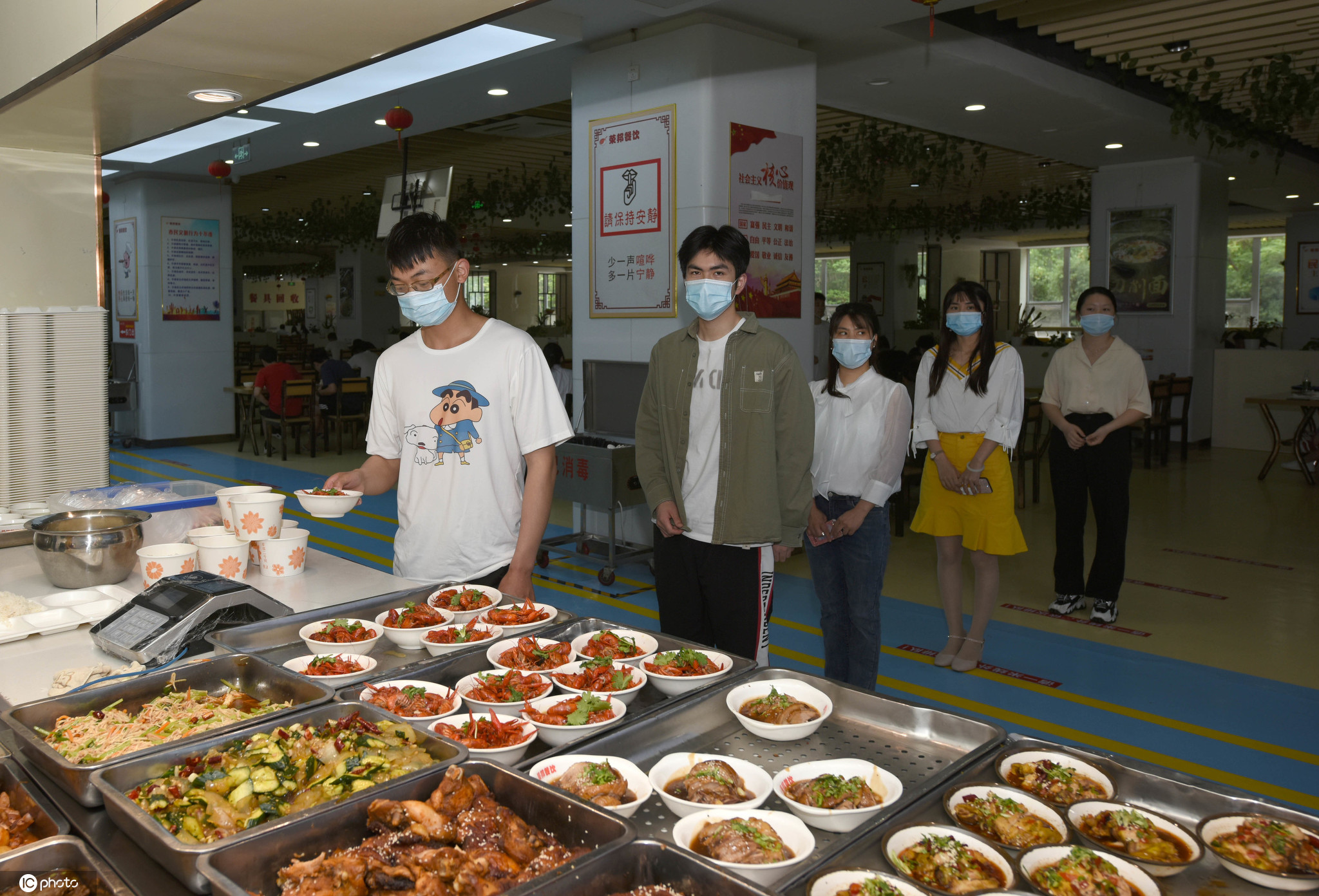 江苏淮安高校食堂推出9元小龙虾套餐学生食堂门口排队
