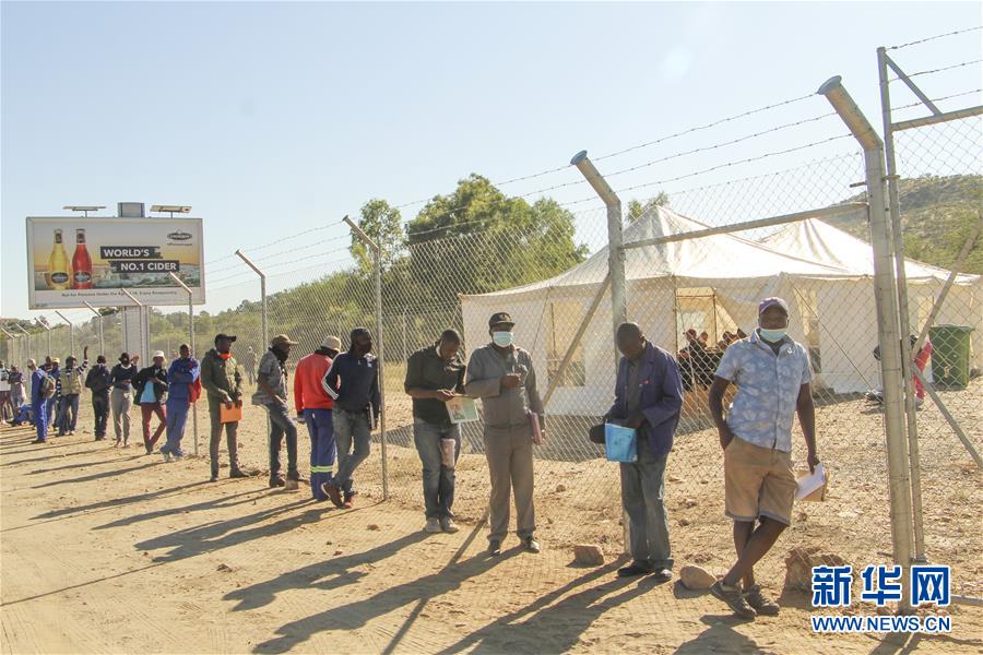 为缓解疫情对经济的影响,纳米比亚近日结束"封禁"并开始复工.