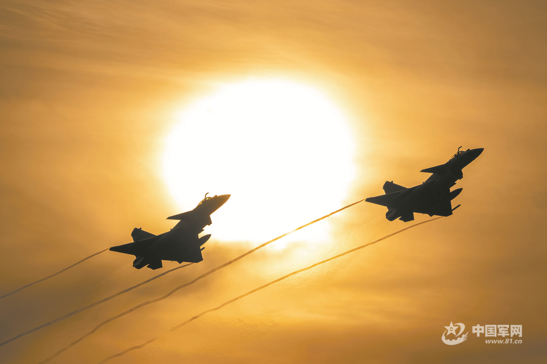 昼夜出击战云天空军航空兵某旅开展跨昼夜空战对抗演练