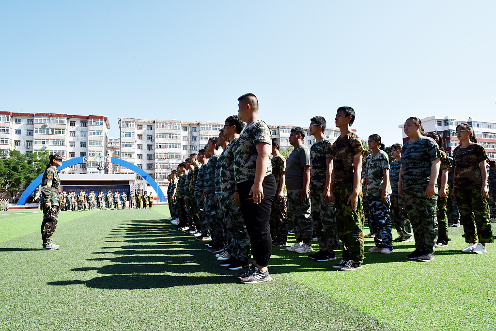 2020年8月25日,河北省张家口市宣化二中新生在进行军事训练