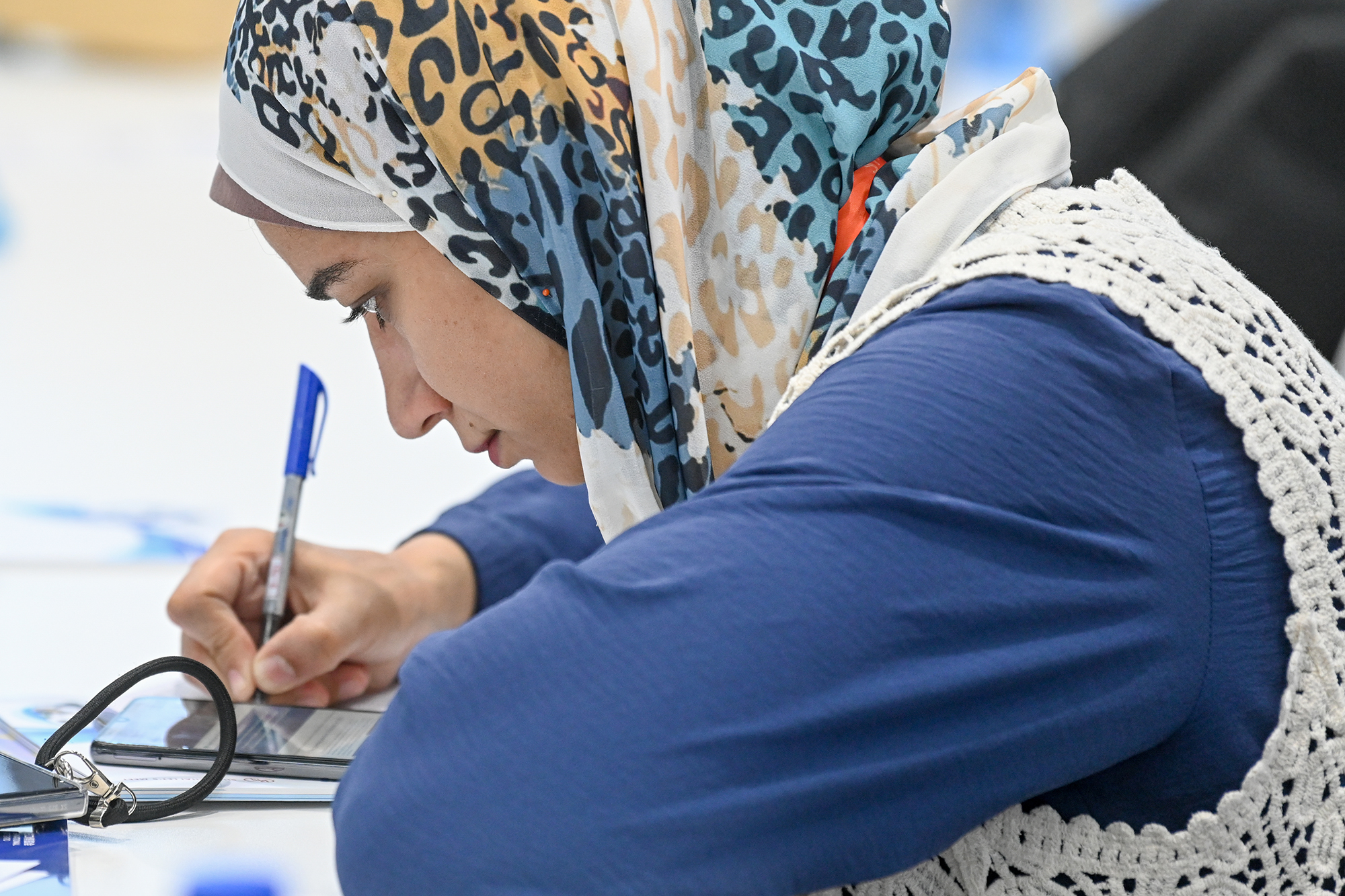 中外媒体记者在新闻中心聚焦第六届进博会开幕式。