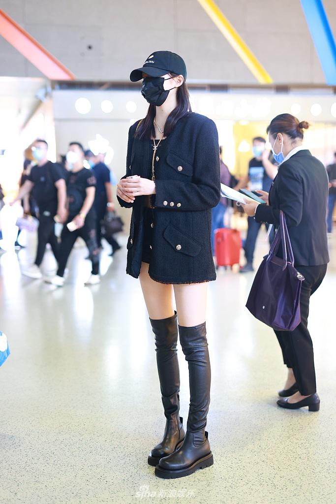 近日,关晓彤亮相机场,她身穿黑色西装搭配过膝长靴秀出雪白美腿,这傲