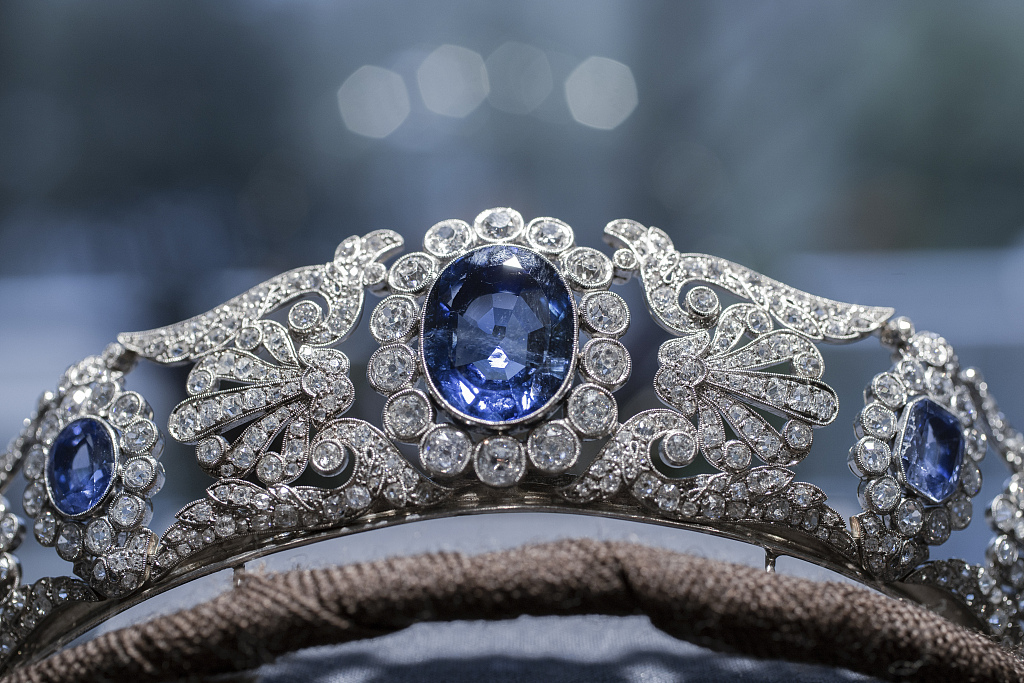 荷兰阿姆斯特丹,佳士得拍卖行即将于5月在瑞士日内瓦拍卖蓝宝石王冠