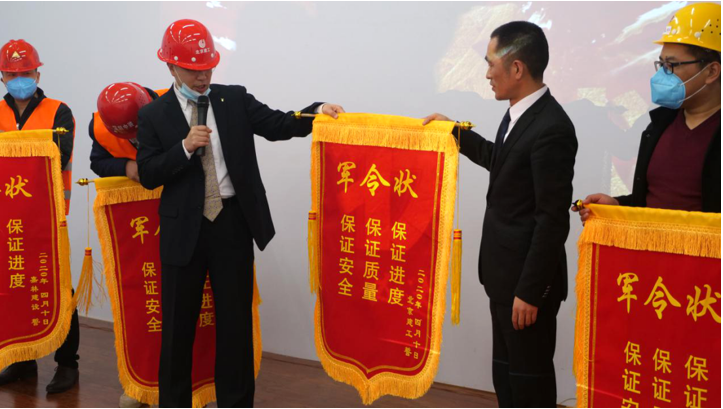 圆歌67邯郸未来石副总经理刘毅为施工方代表授予军令状