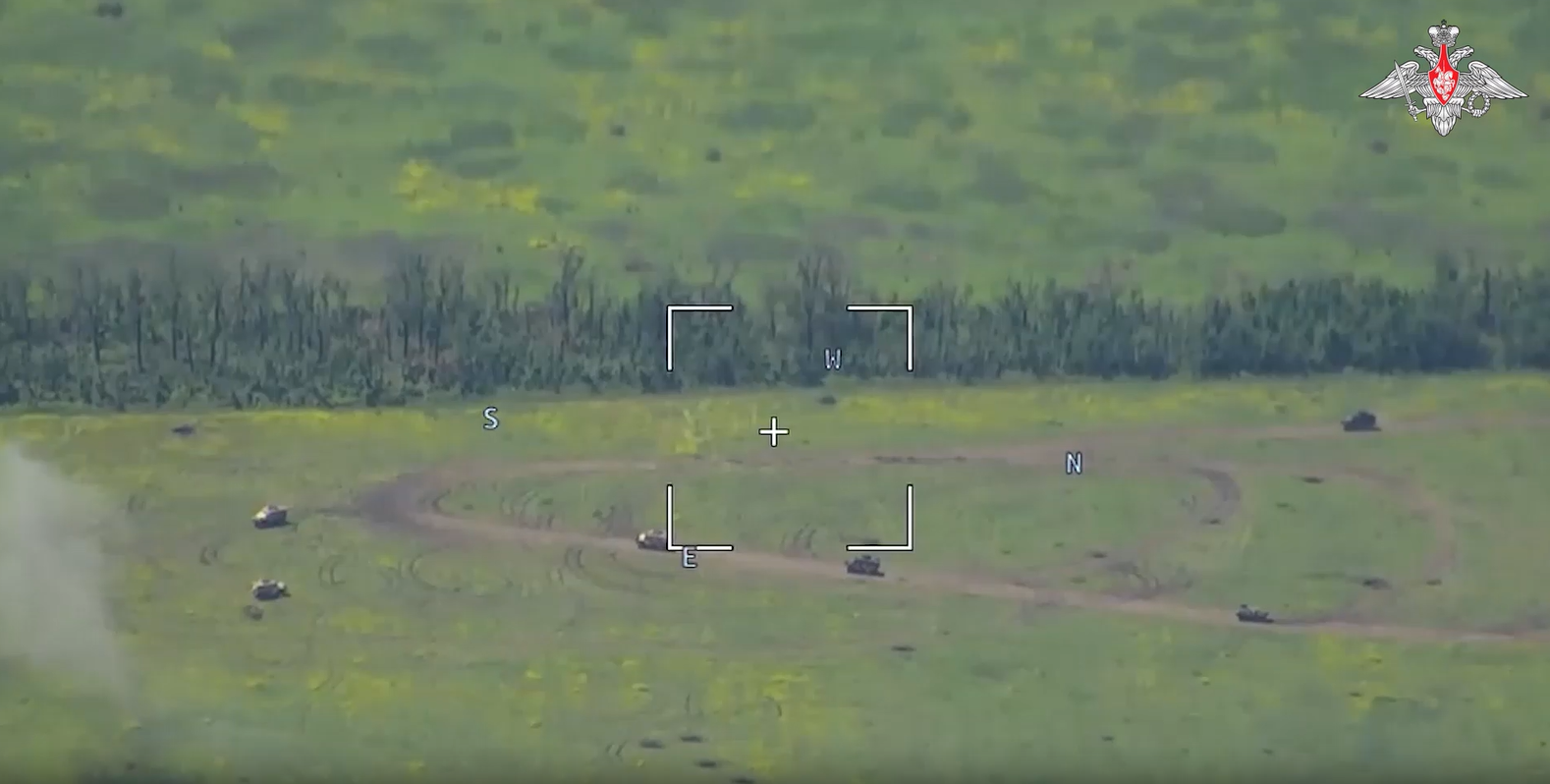 RT称，视频以多辆装甲车在扎波罗热前线某处开阔地带被炮火击中开幕。 图源：俄罗斯国防部视频截图