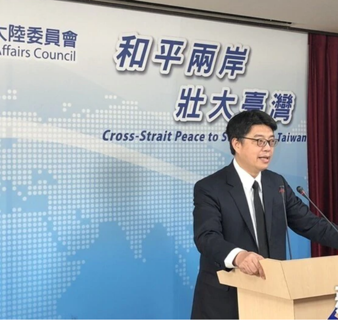 台湾陆委会新闻中心背板2018年8月以前为深蓝色，上面印有“和平两岸 壮大台湾”。（台媒资料照片）