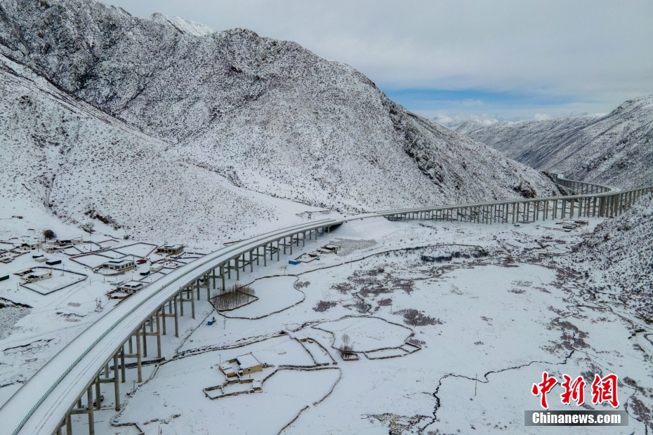 3月28日，西藏S5线拉萨至泽当快速通道项目控制性工程圭嘎拉隧道左洞实现贯通。图为西藏S5线拉萨至泽当快速通道项目拉萨达孜段。（无人机画面）