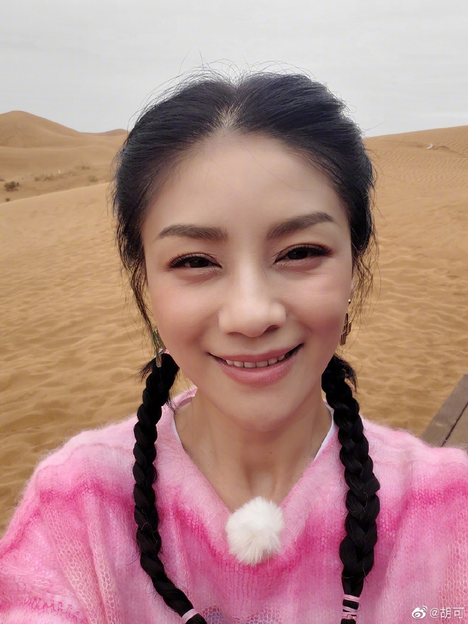 胡可晒九宫格自拍短发出镜皮肤白皙少女感满满