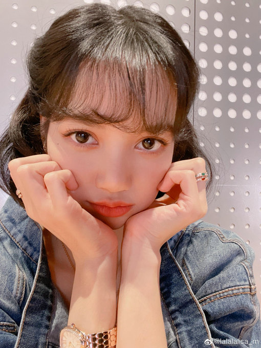 lisa穿v领牛仔衣秀锁骨 吐舌托腮卖萌