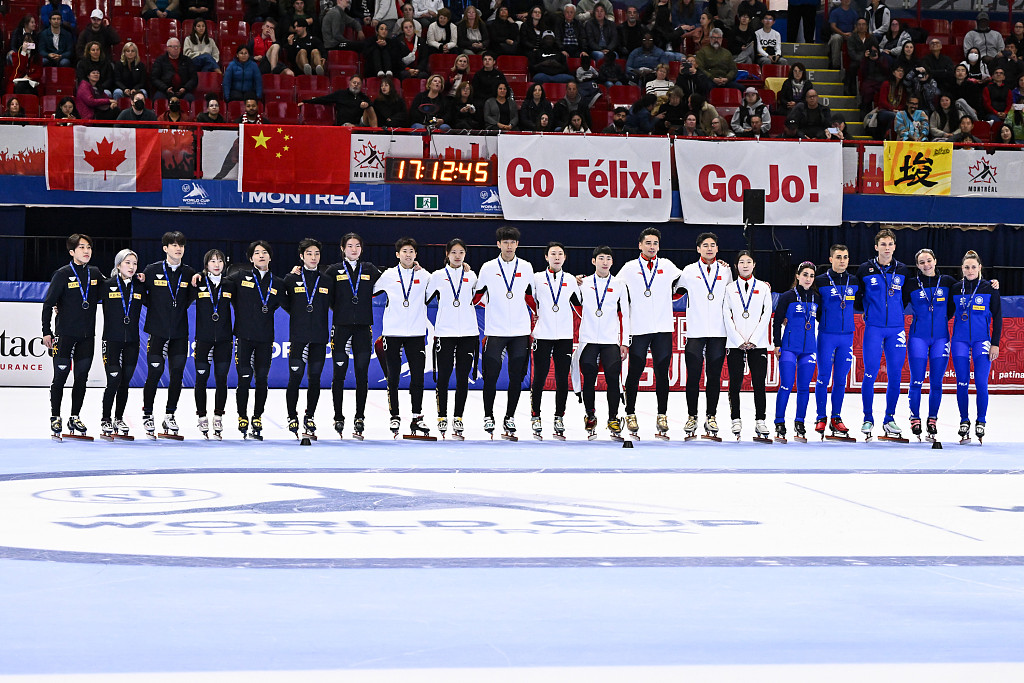 21日，短道速滑世界杯加拿大蒙特利尔站比赛中，中国队夺得2000米混合接力冠军，韩国队和意大利队分获二三名。（视觉中国） 