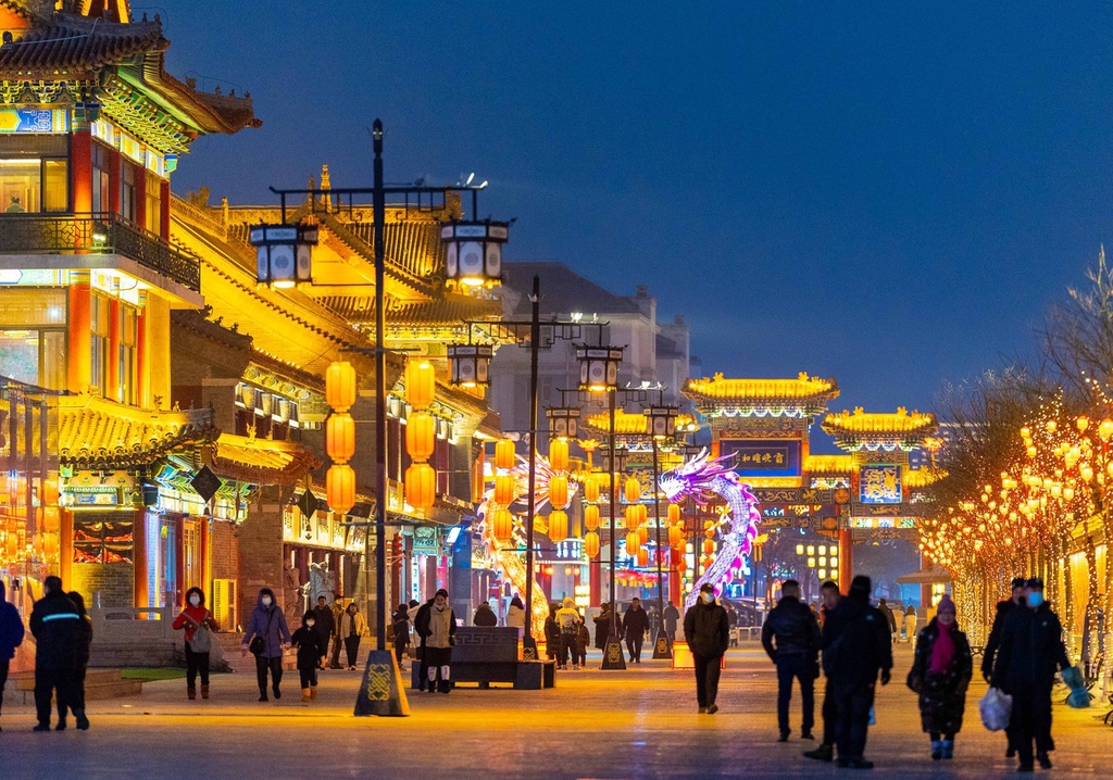 元旦临近,内蒙古自治区呼和浩特市玉泉区塞上老街旅游休闲街区布置的