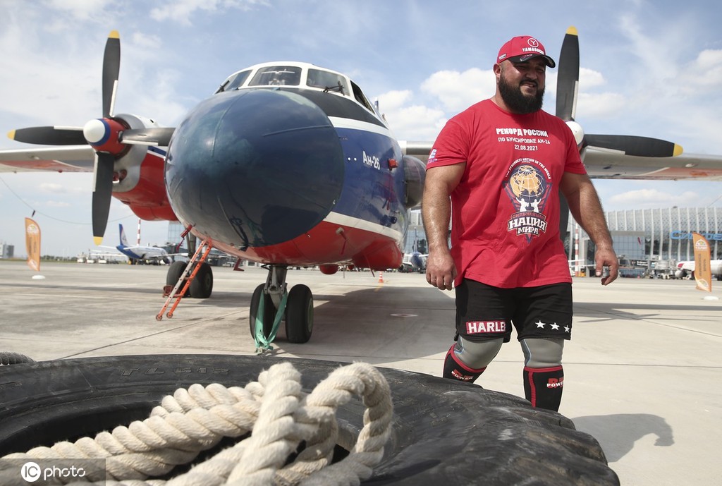 克里米亚大力士徒手拉动22吨飞机打破全国纪录