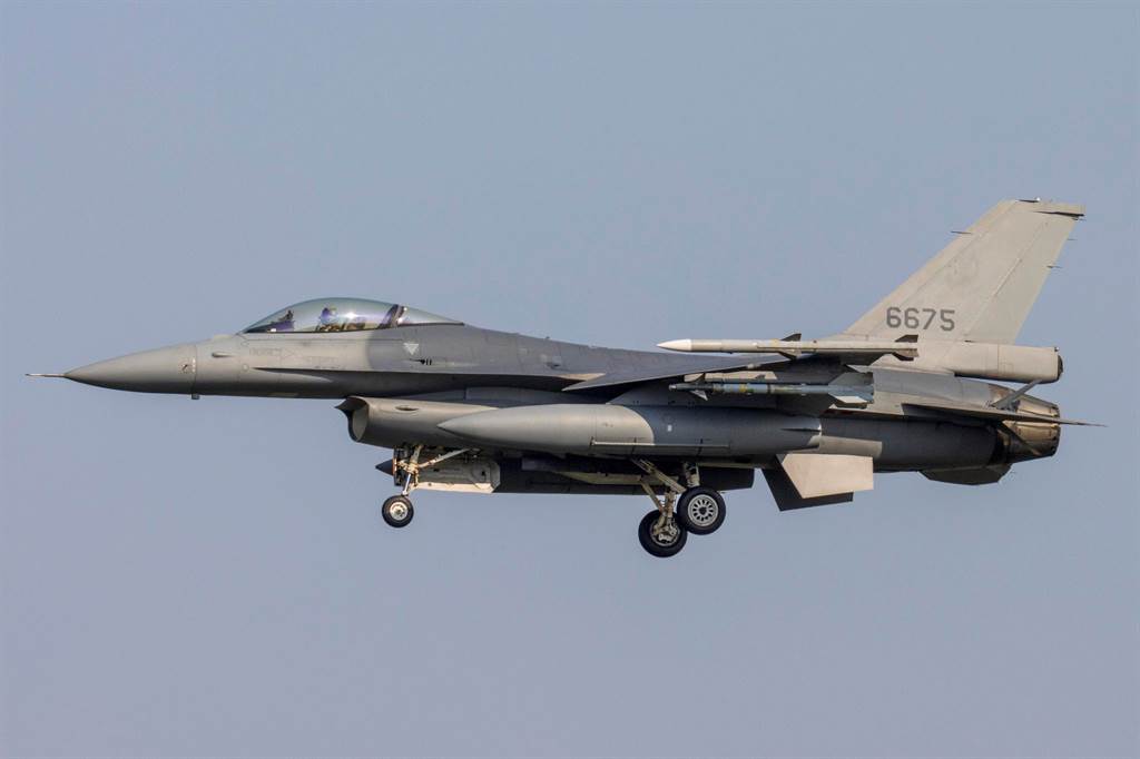 台空军编号6675的 F-16V战机被发现机身蒙皮有被擦伤痕迹。图自台媒