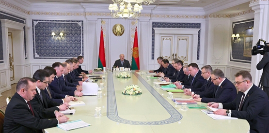 白俄罗斯总统卢卡申科当地时间1月27日在明斯克主持会议讨论对华合作。图源:白俄罗斯通讯社