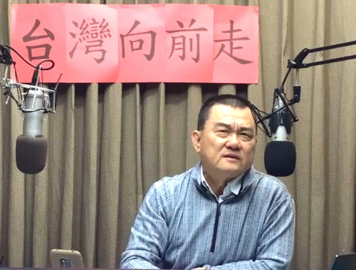 張孟崇在直播中表示“台灣人的尊嚴”是敢站著和美國、日本講話，不是“跪著”。