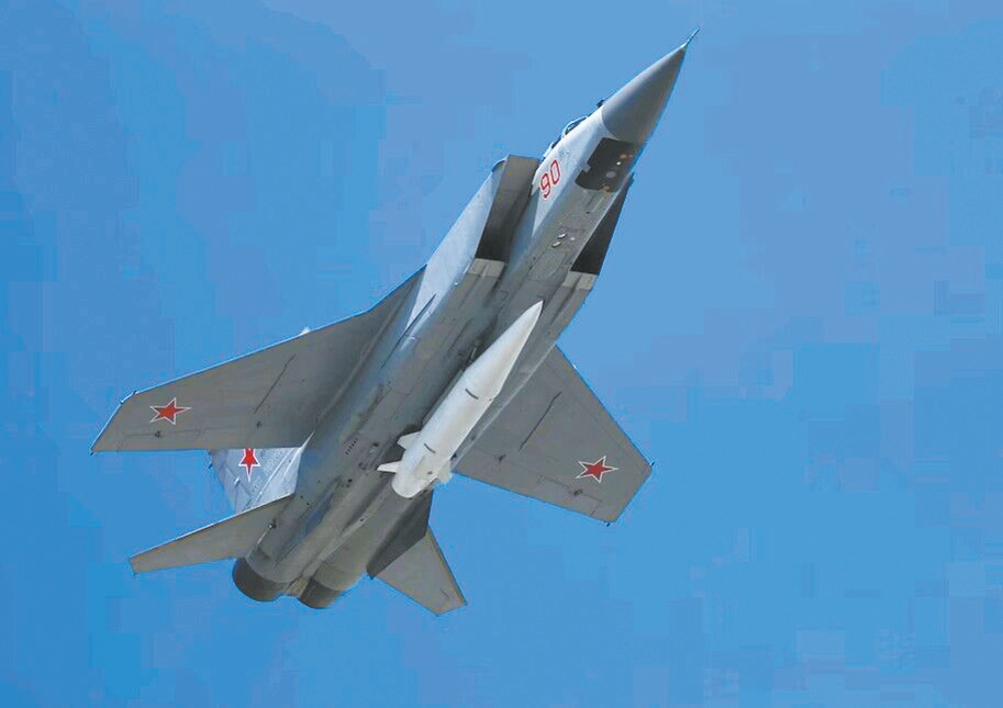 携带"匕首"高超音速导弹的米格-31k战斗机