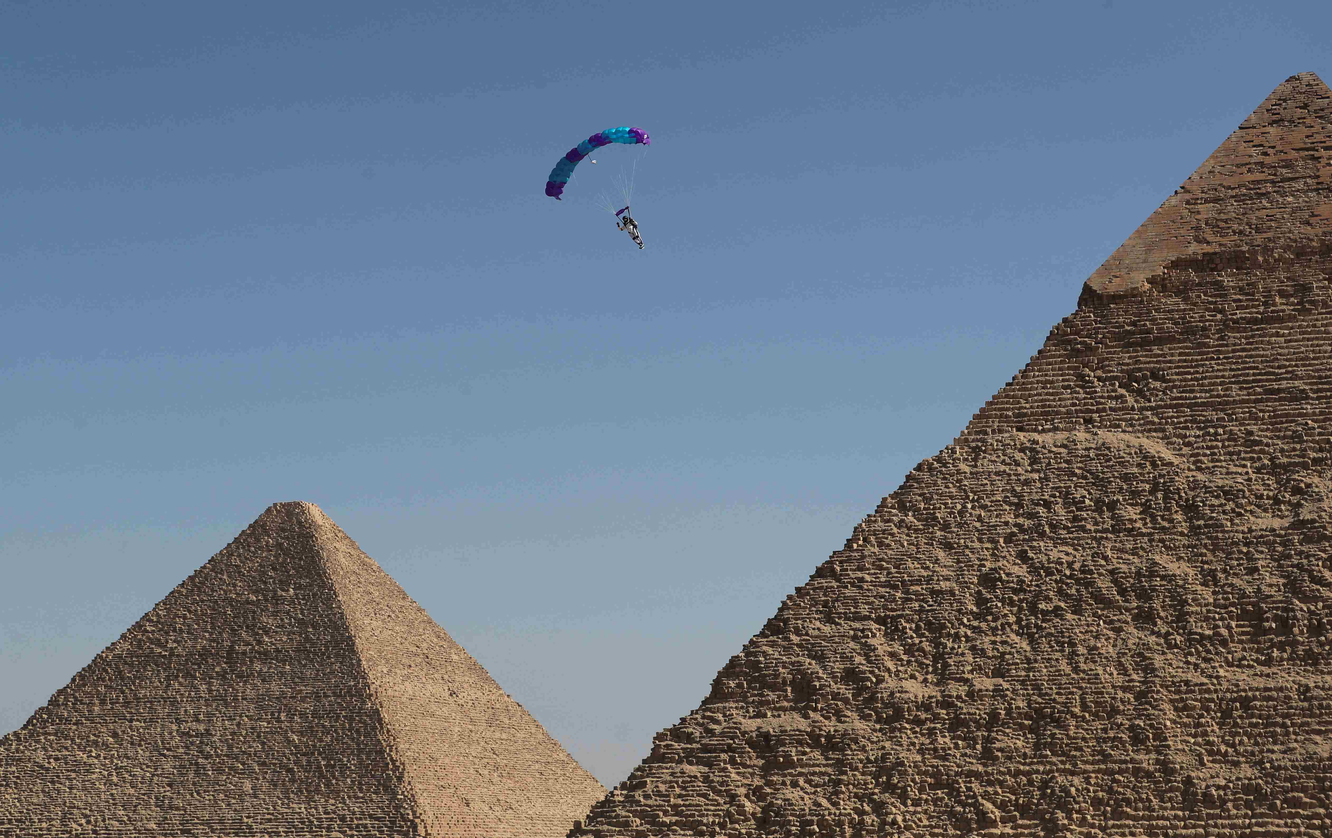 埃及举办第四届国际跳伞节专业跳伞运动员飞跃金字塔挑战极限