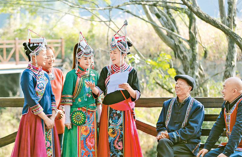 图为2022年11月3日,浙江省湖州市安吉县章村镇郎村的“畲乡新语”宣讲团,为当地畲族村民宣讲党的二十大精神。 人民图片 潘学康/摄