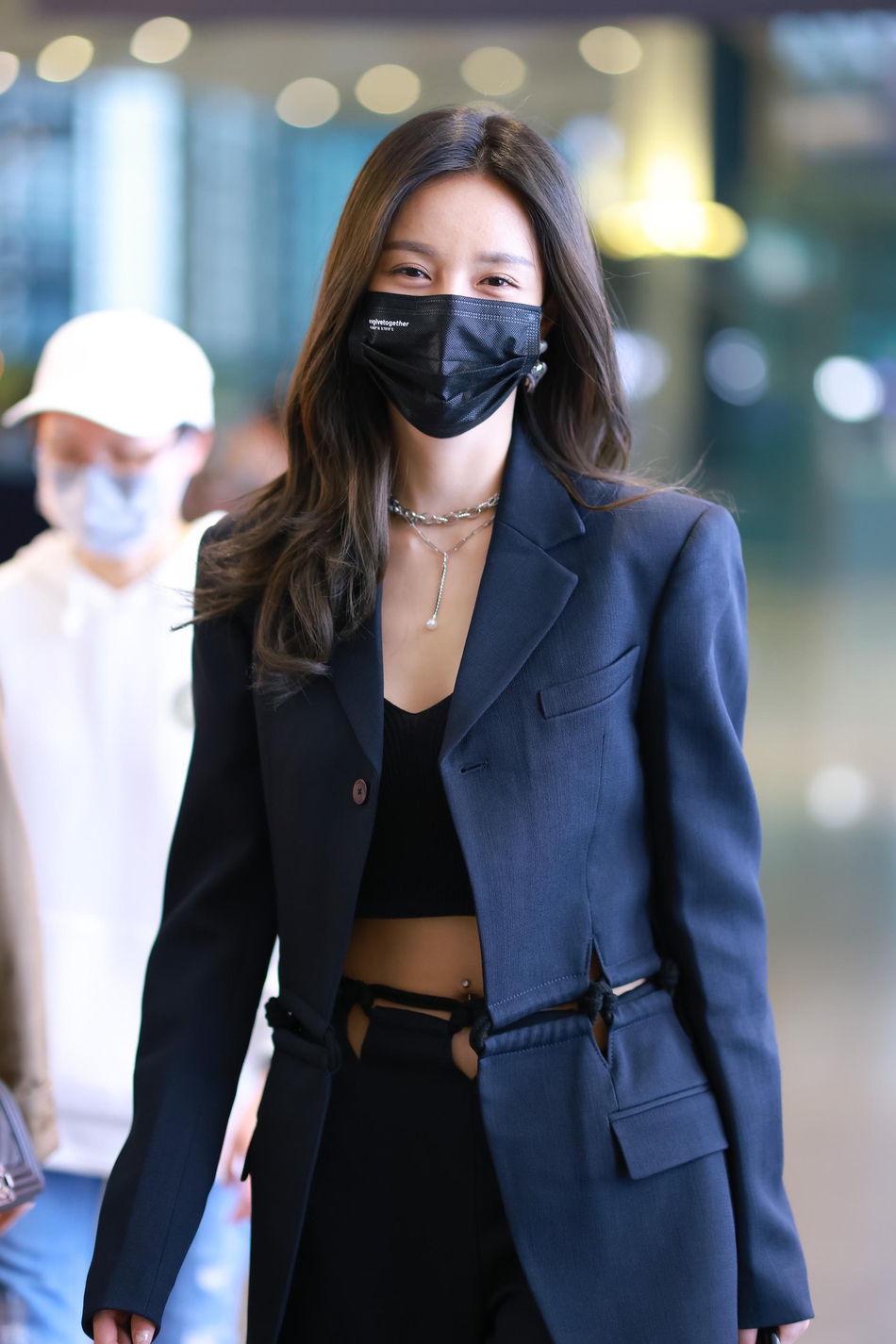 沈梦辰镂空西服套装 帅气利落机场穿搭