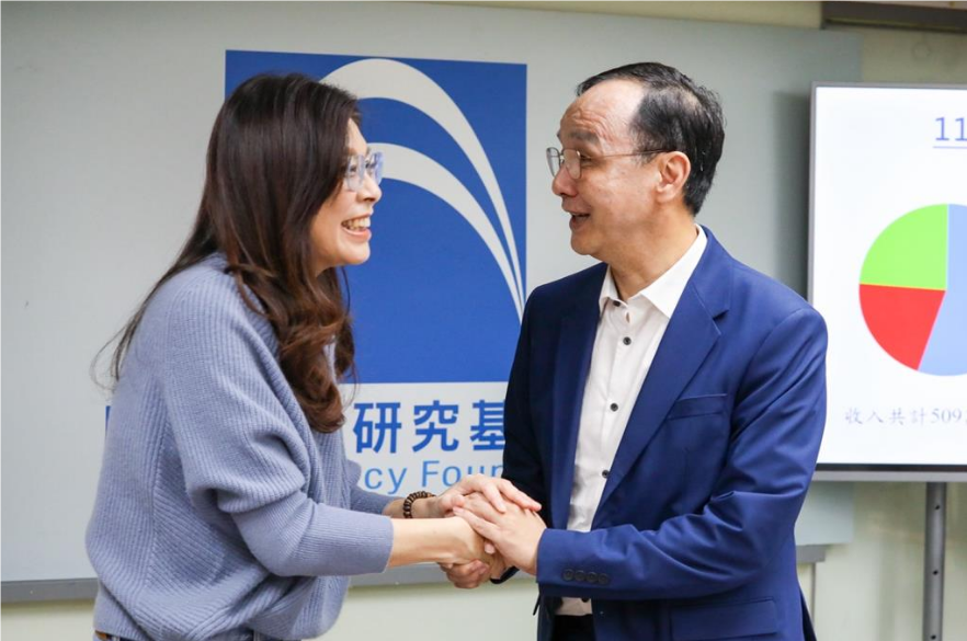 国民党前主席朱立伦（右）与国民党主席郑丽文（左）。（图源：台媒）