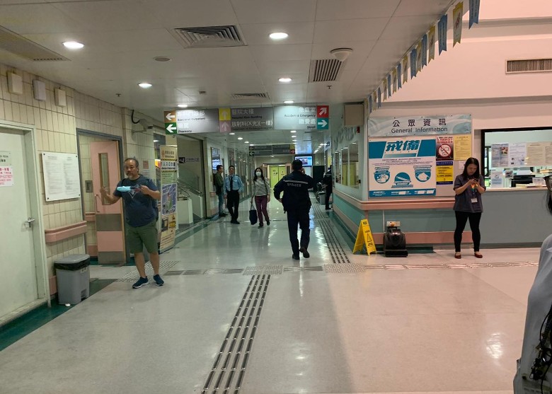 警员到急症室了解情况。（图源：香港“东网”）