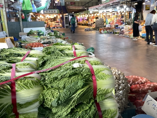 韩国首尔一家农贸市场里，白菜摊位无人问津。 图自韩媒