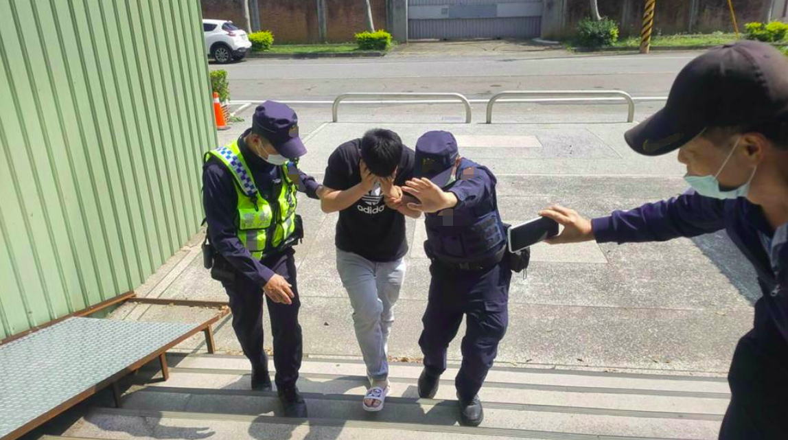 袁姓男子（左二）被移送法办。图自台湾中时新闻网