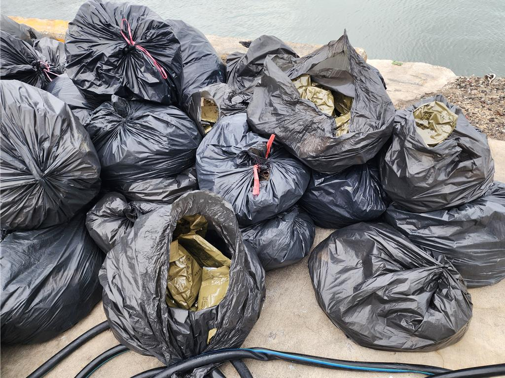 台媒爆料，10多袋军用口粮被丢弃在澎湖马公渔港。图自台湾中时新闻网