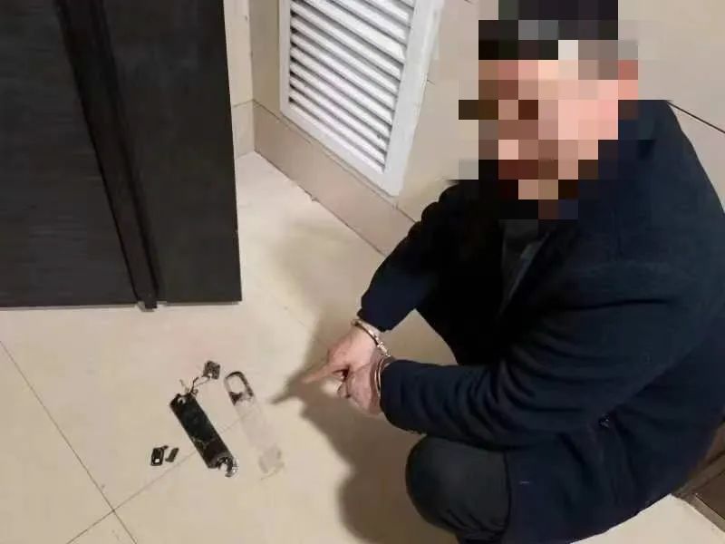 江西一男子为讨债喷涂侮辱性文字暴力砸锁被警方行政拘留