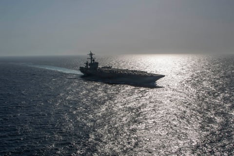 5月8日，美国海军“亚伯拉罕·林肯”号航空母舰在阿拉伯海航行。《卫报》报道配图