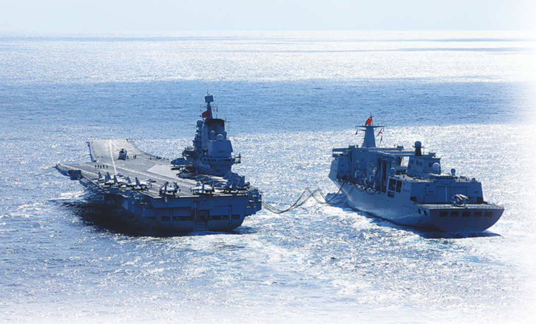 中国航母辽宁舰接受横向补给。   王松岐 摄