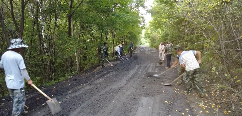 柴河林业局有关人员快速抢修水毁道路（央广网发 龙江森工供图）